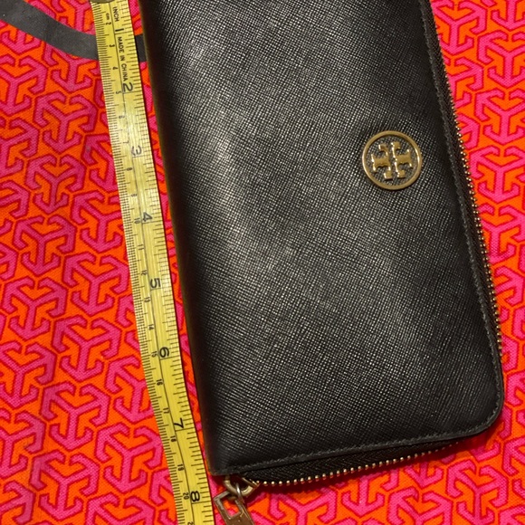 Black Tory Burch zip wallet - Picture 5 of 7